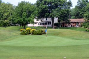 Lake-Saint-Louis-Golf-Course,-Undulation