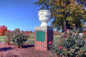 Highlands Golf and Tennis Center, Urn entry sign